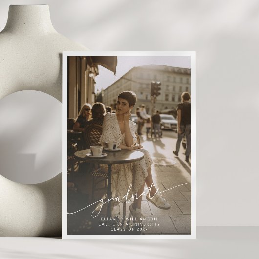 Minimalistisch script wit overlay foto afstuderen aankondiging
