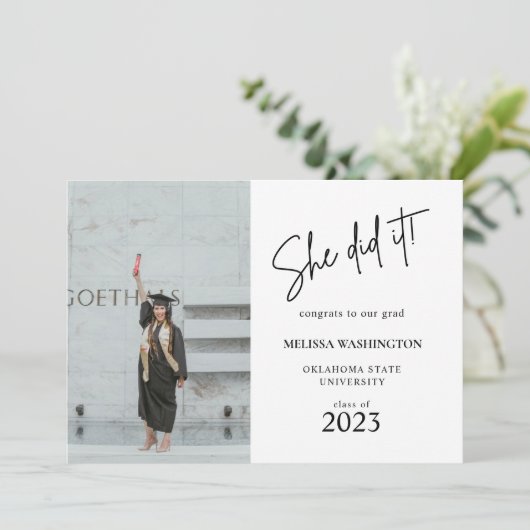 Minimalistisch script: ze deed het Afstuderen Foto Aankondiging (Staand voorkant)