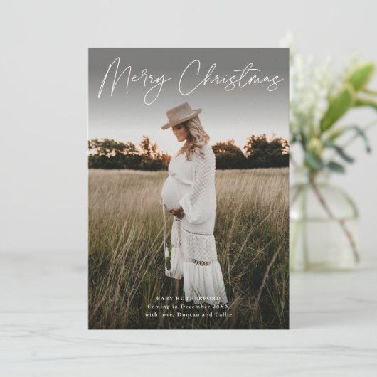 Minimalistisch Script Zwangerschap Foto Kerstmis Feestdagenkaart (Staand voorkant)