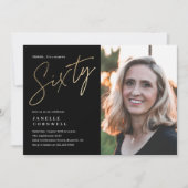 Minimalistisch script zwart en Gold 60th foto Kaart (Voorkant)