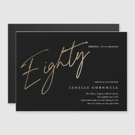 Minimalistisch script zwart en goud 80ste verjaard magnetische uitnodiging