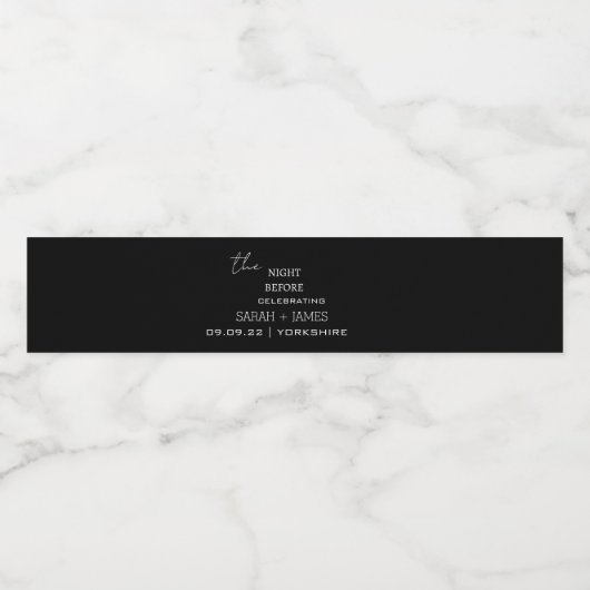 Minimalistisch Script Zwart & Wit Repetitie Diner Waterfles Etiket (Enkel label)