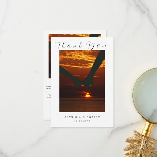 Minimalistisch Simple Script newlyweds Weddenfoto Bedankkaart (Voorkant / Achterkant in situ)