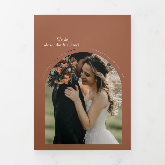 Minimalistisch Sinaasappel teracotta bruiloft door Drieluik Uitnodiging (Cover)