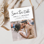 Minimalistisch sparen de Datum Handgeschreven Foto Save The Date<br><div class="desc">Moderne en elegante handgeschreven de Foto van het Manuscript sparen de Kaart van de Weddenschap van de Datum. Sparen de datumuitnodigkaart omvat een chic en stijlvolle typografie met een eenvoudig en minimalistisch ontwerp op een witte achtergrond die u uw aangepast afbeelding van de de fotografie van het verloving kunt toevoegen...</div>