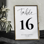 Minimalistisch tabelnummer voor zwart-witscripts kaart<br><div class="desc">Maak uw privé of zakelijke evenementendecor af met dit elegante nummerbord voor kalligrafie. Deze eenvoudige zwarte en witte kaart met tafelnummers heeft een groot nummer in het midden en een elegant scriptlettertype aan de bovenkant, geweldig om te gebruiken voor uw bedrijfsevenement, een inzamelingsactie voor een goed doel, een verjaardagsdiner of...</div>
