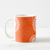 Minimalistisch tangerine sinaasappel daisy bloemen koffiemok (Links)