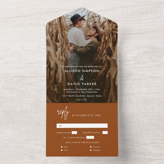 Minimalistisch terracotta-fotohuwelijk met een uni all in one uitnodiging (Binnen)