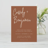 Minimalistisch terracotta Script Modern Wedding Kaart (Staand voorkant)