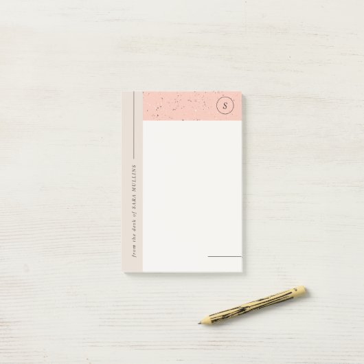 Minimalistisch Terrazzo Monogram Post-its - Perzik Post-it® Notes (Op bureau)