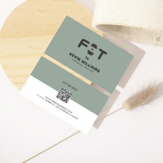 Minimalistisch trainer voor witte en zwarte fitnes visitekaartje