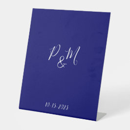 Minimalistisch trouwpodiumbord met blauwe en witte reclamebord met voetstuk