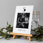 Minimalistisch Typografie Black White Photo Weddin Kaart<br><div class="desc">Minimalistisch modern huwelijksnummer,  pas dit product aan met een tabelnummer dat u nodig hebt en uw afbeelding van keuze plus namen en trouwdatum.</div>
