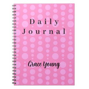 Minimalistisch typografieontwerp met roze stippen notitieboek