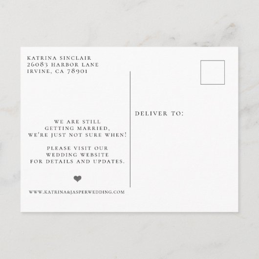 Minimalistisch uitgestelde bruiloft aankondigingskaart (Achterkant)