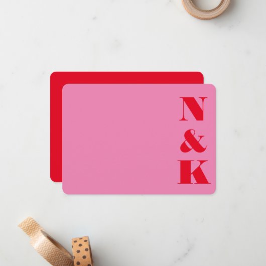 Minimalistisch Vet Monogram Roze en Rode Bruiloft  Notitiekaartje (Voorkant / Achterkant in situ)