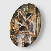 Minimalistisch vierkant foto met liefst paar grote grote klok (Hoek)