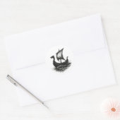 Minimalistisch Vikingschip - Inktpenseelstreek Kun Ronde Sticker (Envelop)