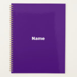 Minimalistisch violet paarse aangepaste jaar tekst planner<br><div class="desc">Minimalistisch violette paarse jaartal,  naam,  tekst,  initialen of monogram gepersonaliseerde Planner. Aangepaste witte tekst op paarse effen kleur achtergrond.</div>