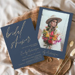 Minimalistisch Vrijgezellenfeest marineblauw scrip Flyer<br><div class="desc">Budgetminimalistische marineblauw en goudlegant en modern Script - Vrijgezellenfeest met Foto op Back Autumn (Herfst),  Winter,  Spring of Summer Invitations - bevat prachtige en elegante scripttypografie voor de speciale bride die voor de bruiloft wordt gehouden.</div>