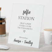 Minimalistisch Vrijgezellenfeest Selfie Station Si Reclamebord Met Voetstuk (Insitu)