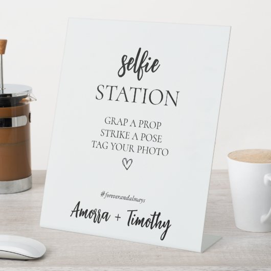 Minimalistisch Vrijgezellenfeest Selfie Station Si Reclamebord Met Voetstuk (Insitu)