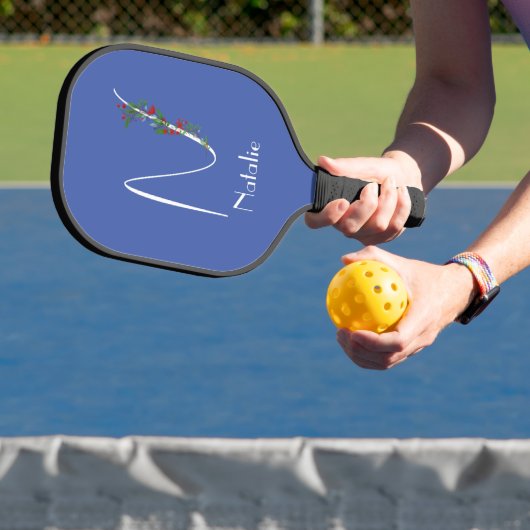 Minimalistisch wildflower monogram blauw pickleball paddle (Insitu)