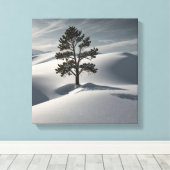 Minimalistisch winterlandschap met een Lone Pine T Canvas Afdruk (Insitu (Houten vloer))