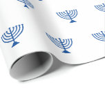 Minimalistisch wit en blauw Joods menorah patroon Cadeaupapier<br><div class="desc">Minimalistisch wit en blauw Joods menorah patroon modern eenvoudig elegant geschenk Wrapping Paper. Blauw menorah patroon op witte achtergrond. Dit inpakpapier is geweldig voor Chanoeka,  Chanoeka,  bar mitswa,  bat mitswa,  Shabbat en joodse Feestdagen.</div>