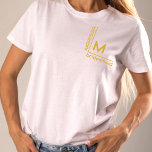 Minimalistisch wit en goud gepersonaliseerd bruids t-shirt<br><div class="desc">Dit minimalistische witte en gouden gepersonaliseerde bruidsmeisje T-shirt is het perfecte cadeau voor uw bruidsfeest. Dit T-shirt heeft een elegant ontwerp waardoor uw bruidsmeisjes zich speciaal en gewaardeerd voelen. De gepersonaliseerde touch voegt een uniek element toe aan het geschenk, waardoor een blijvende herinnering aan uw speciale dag wordt gecreëerd. Show...</div>