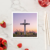 Minimalistisch wit kruis versierd met lavendel servet (Insitu)