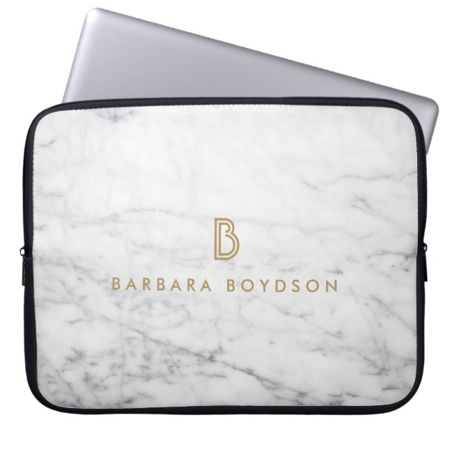 Minimalistisch wit marmer Gold monogram Laptop Sleeve (Voorkant)