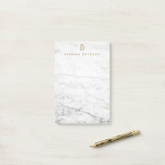 Minimalistisch wit marmer Gold monogram Post-it® Notes (Op bureau)