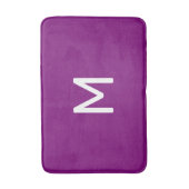 Minimalistisch wit monogram op Paarse Badmat (Voorkant Verticaal)