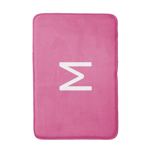 Minimalistisch wit monogram op roze badmat (Voorkant Verticaal)