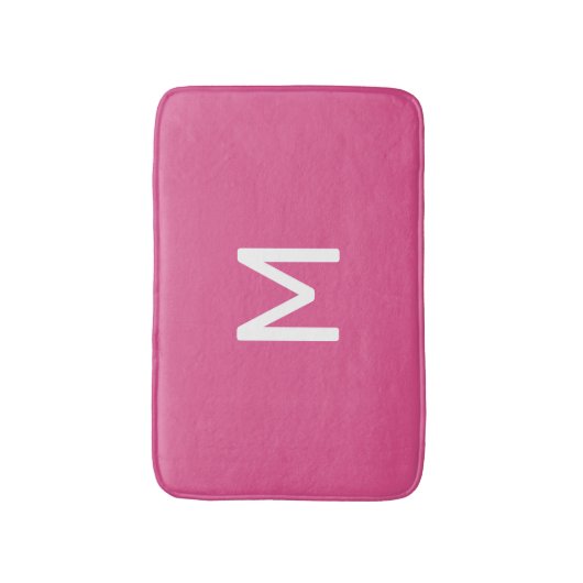 Minimalistisch wit monogram op roze badmat (Voorkant Verticaal)