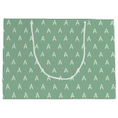 Minimalistisch zacht groen monogram groot cadeauzakje (Achterkant)