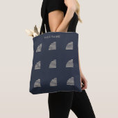 Minimalistisch zeilbootpatroon donkerblauw tote bag (Dichtbij)