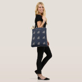 Minimalistisch zeilbootpatroon donkerblauw tote bag (Op model)