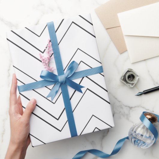 Minimalistisch Zigzag Gift Wrap Zwart-wit ontwerp Cadeaupapier (Geschenken)