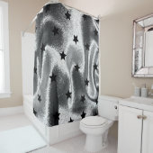 Minimalistisch zilvergrijs met zwarte sterren douchegordijn (In situ)