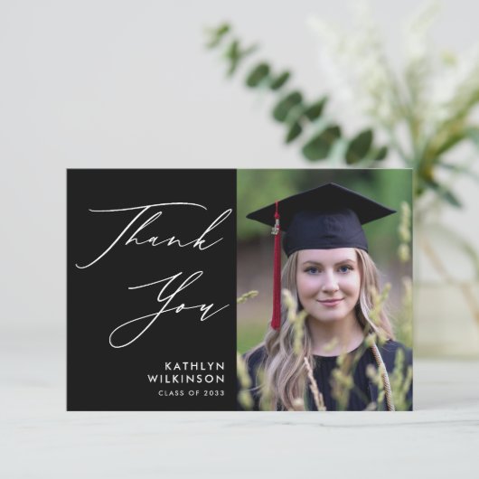 Minimalistisch zwart elegant script AFSTUDEERDER D Kaart (Staand voorkant)