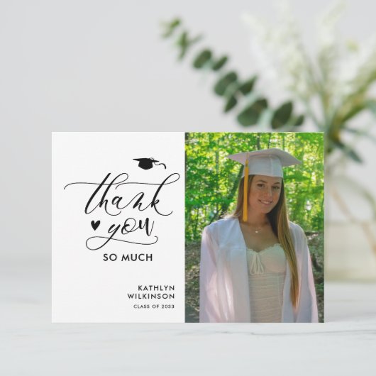 Minimalistisch zwart Elegant Script Photo Afstuder Bedankkaart (Staand voorkant)