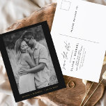 Minimalistisch zwart goud bespaart het Briefkaart<br><div class="desc">Black and Gold Wedding Save the Date Cards met een foto aan de voorkant. Sparen de kaarten van de Datum bevatten een moderne hand geschreven kromme manuscripttypografie die elegant,  eenvoudig en modern zijn om na u minimalistische eenvoudige trouwdag te gebruiken viering.</div>