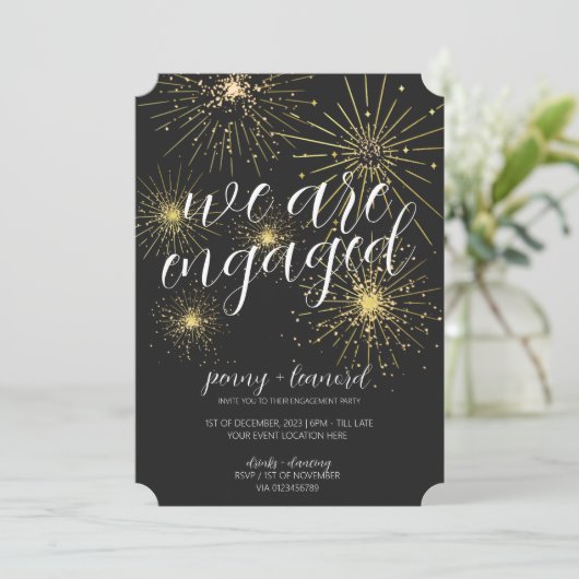 Minimalistisch zwart goud vuurwerk verlovingsfeest kaart (Staand voorkant)