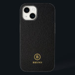 Minimalistisch zwart lederen tekst op maat monogra Case-Mate iPhone 14 hoesje<br><div class="desc">Zwart  lederen textuur afbeeldingen achtergrond,  minimalistisch design met goudkleurige typografie. Aangepast monogram.</div>