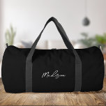 Minimalistisch Zwart Modern Script Monogram Plunjezak<br><div class="desc">Minimalistisch Zwart Modern Script Monogram Duffle Bag</div>