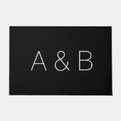 Minimalistisch zwart monogram initiaal van een aan deurmat (Voorkant)