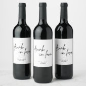 Minimalistisch zwart script Drink in Love Wedding Wijn Etiket (Flessen)