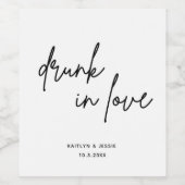Minimalistisch zwart script Drink in Love Wedding Wijn Etiket (Enkel label)